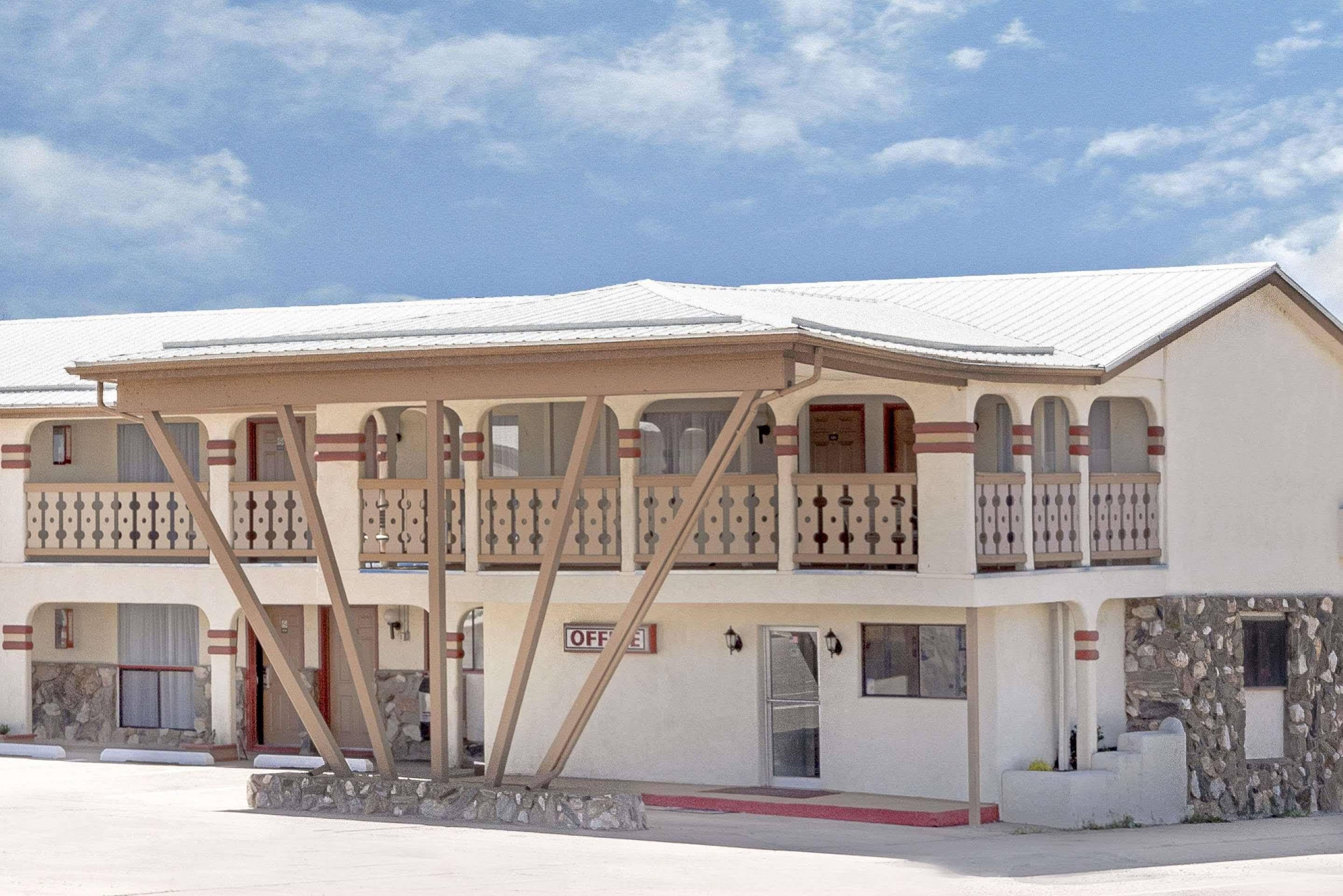 Travelodge By Wyndham Las Vegas Nm Exterior photo